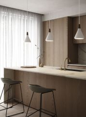 Nori 18 taklampe fra Design For The People i hvit. henger tre stykker over en kjøkkenøy med vask. lys på