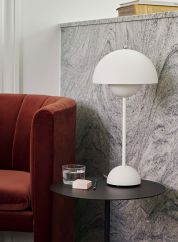 Flowerpot VP3 bordlampe H50 - matt hvit på et bord