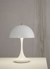 Panthella 160 oppladbar bordlampe med lyset på 