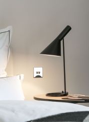AJ bordlampe fra Louis Poulsen i sort, lys av