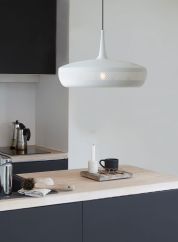 Clava Dine taklampe fra Umage i hvit. henger over en kjøkkenbenk, lys på