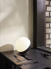 VL Studio 250 bordlampe i sort i vinduskarm. Foto