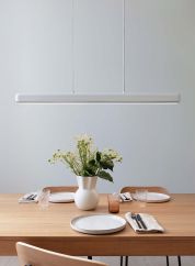 Hazel branch langbordslampe hvit/stål over spisebord. Foto