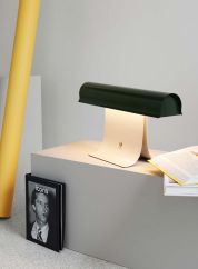 Archive bordlampe L50 lys grå/mørk grønn på et sidebord