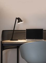 NJP mini bordlampe - sort på skrivebord fra Louis Poulsen. Foto