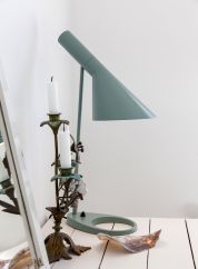 AJ bordlampe - blågrønn fra Louis Poulsen på skrivebord. Foto