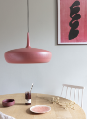 Clava Dine taklampe fra Umage i rødrosa. Henger over et rundt spisebord, lys av