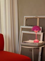 Flowerpot VP9 oppladbar bordlampe H30 - tangy rosa på et sidebord
