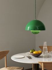 Flowerpot VP7 taklampe - signalgrønn over spisebord