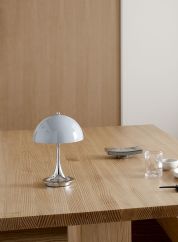 Panthella LED oppladbar bordlampe IP44 - grå opal/krom