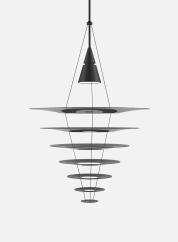 Enigma taklampe fra Louis Poulsen i sort, lys på
