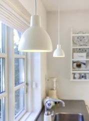 Toldbod taklampe fra Louis Poulsen i hvit, lys på