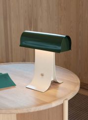 Archive bordlampe grønn/lysegrå på et bord