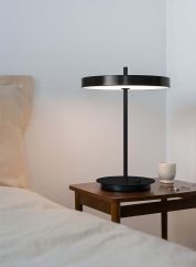Asteria bordlampe sort/sort på nattbord