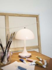 Panthella 160 oppladbar bordlampe pale rose - på en skjenk. Foto