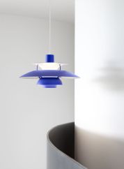 PH 5 taklampe i monochrome blå i et rom. Foto