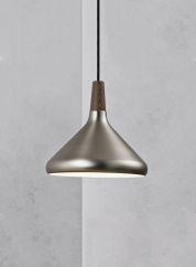 Nori 27 taklampe fra Design For The People i grå, lys på