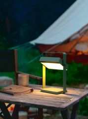 Saulio solar bordlampe i grønn på terrassebord. Foto