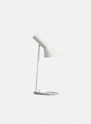 AJ mini bordlampe fra Louis Poulsen i hvit, lys på