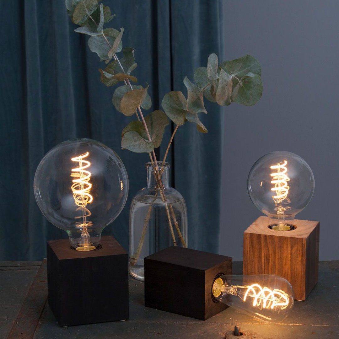 Bordlampe med dekorativ lyspære