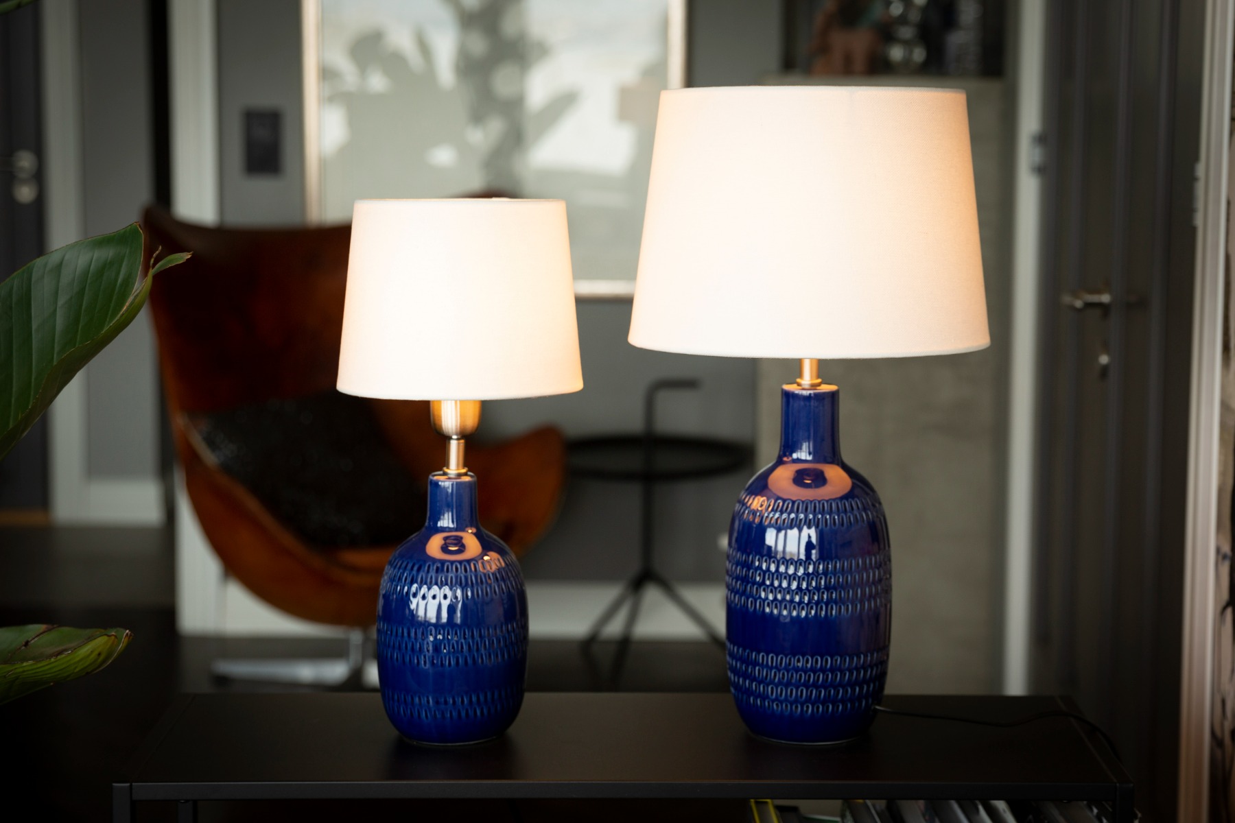 Trendy keramikk bordlampe i koboltblå