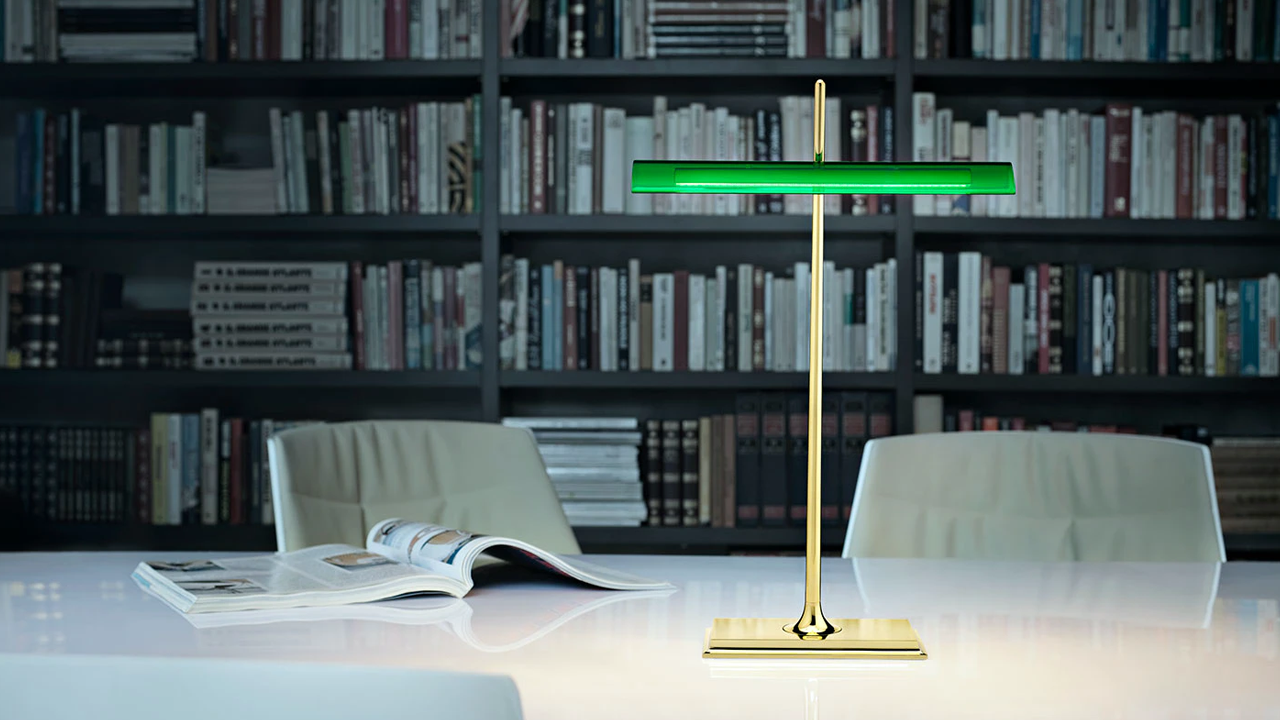 Goldman bordlampe fra flos i messing og grønn