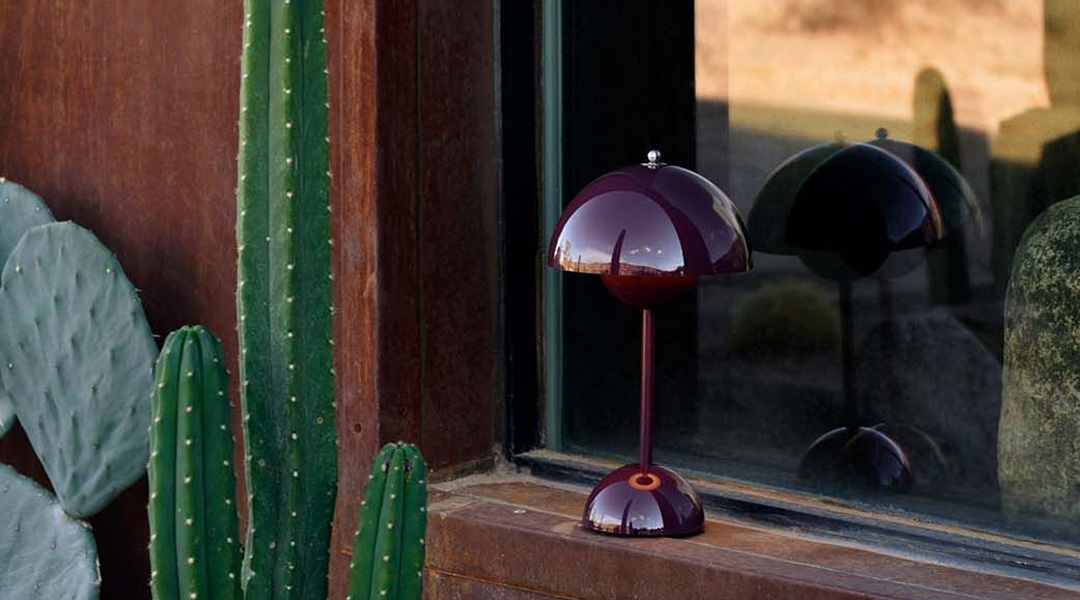 Flowerpot oppladbar bordlampe i plommefarge. Se her
