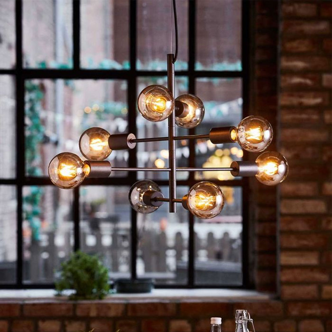 En taklampe med åtte lyspærer der du ser rett på pærene