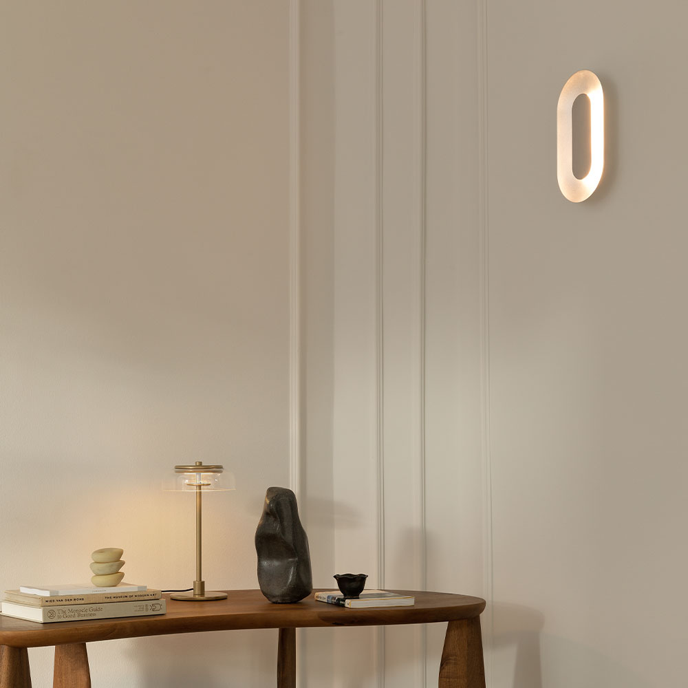 Sasi vegglampe og Blossi bordlampe i en stue - dekorative lamper