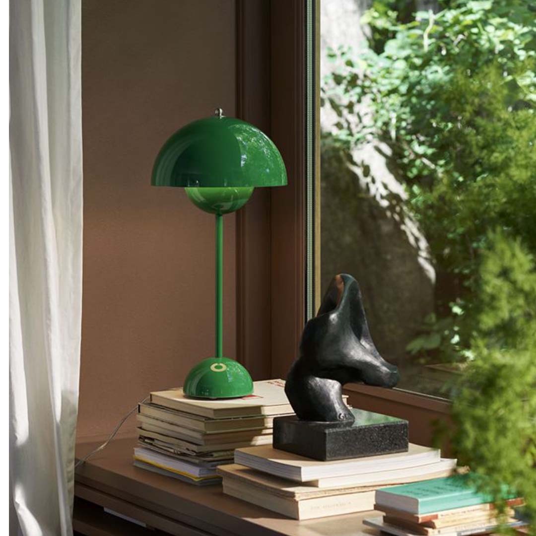Flowerpot VP3 bordlampe i signalgrønn i vinduskarm - se den her