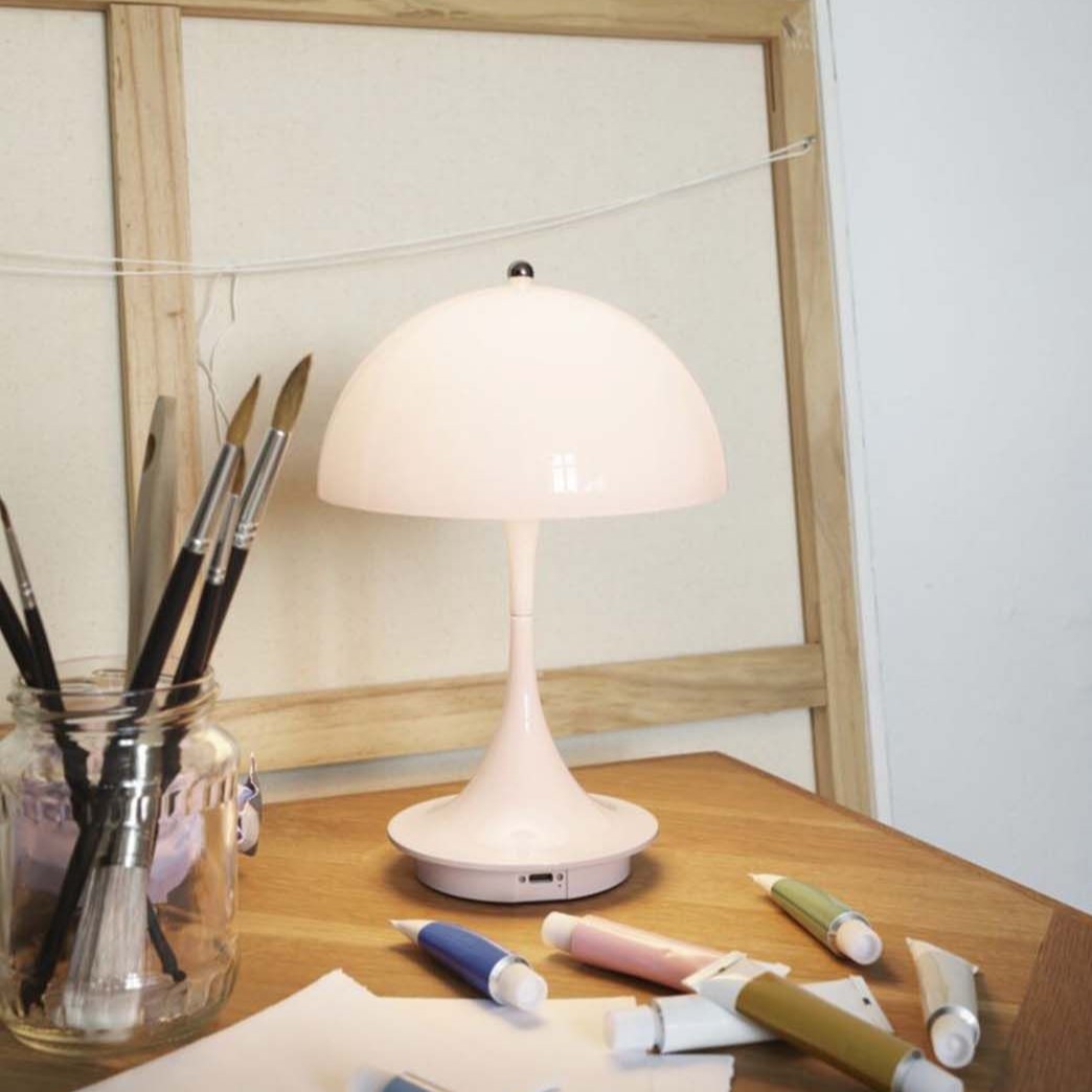 Panthella bordlampe fra Louis Poulsen er kjempesøt på barnerommet