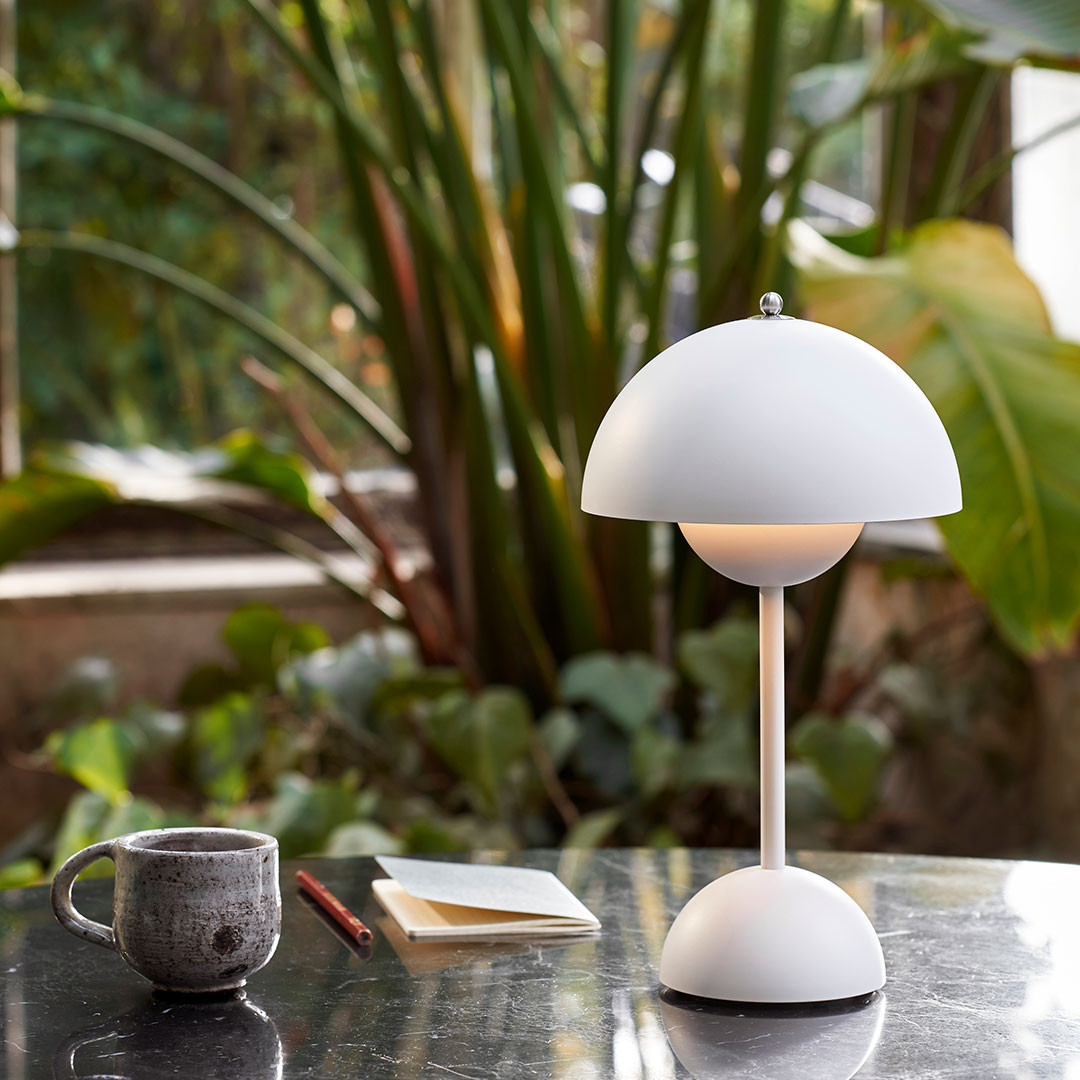 Flowerpot VP9 oppladbar bordlampe i matt hvit. Bærbar bordlampe som kan brukes som utelampe. 